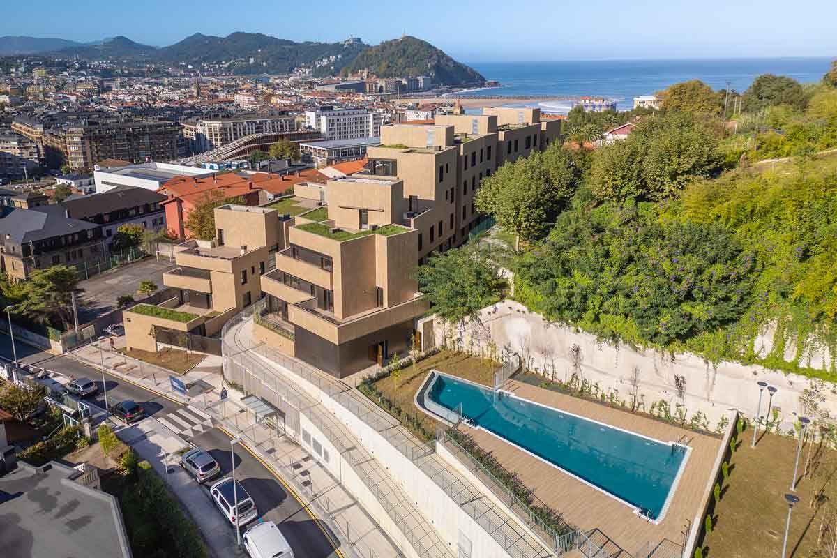 Residencial Rodil: bloques escalonados con piscina y vistas al mar