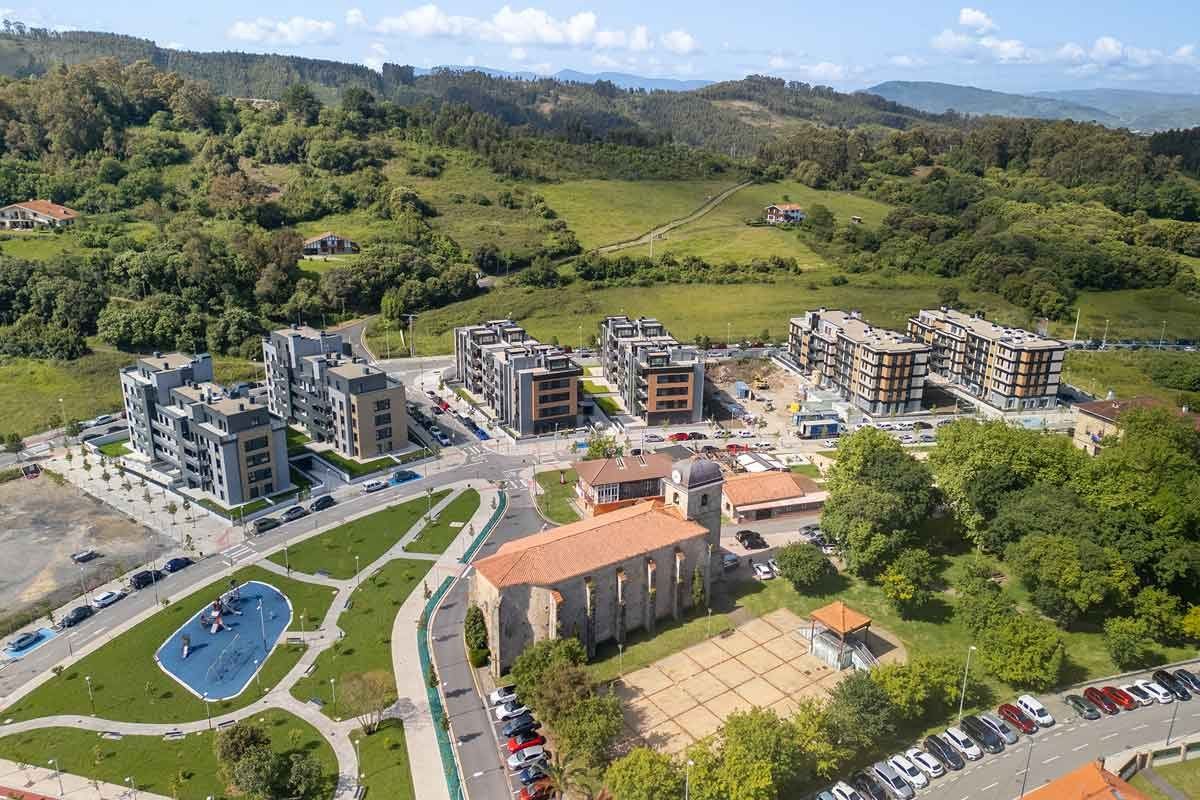 Vista aérea de las 167 viviendas de Urduliz entre zonas verdes
